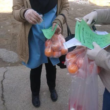توزیع پک مواد بهداشتی، تغذیه و ارایه‌ی توصیه‌های بهداشتی و راه‌های پیش‌گیری از کرونا در پاکدشت
