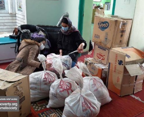 بارگیری اقلام غذایی، بهداشتی و گرمایشی موردنیاز از خانه ایرانی شیراز جهت توزیع در میان خانواده‌های سی سخت