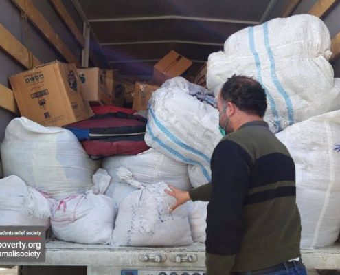 بارگیری اقلام غذایی، بهداشتی و گرمایشی موردنیاز از خانه ایرانی شیراز جهت توزیع میان خانواده‌های زلزله زده سی‌سخت