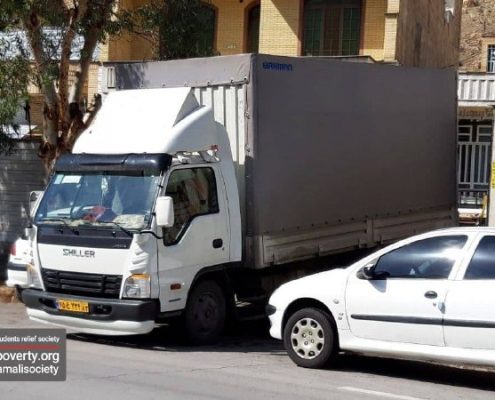 بارگیری اقلام غذایی، بهداشتی و گرمایشی موردنیاز از خانه ایرانی شیراز جهت توزیع در میان خانواده‌های زلزله زده سی‌سخت